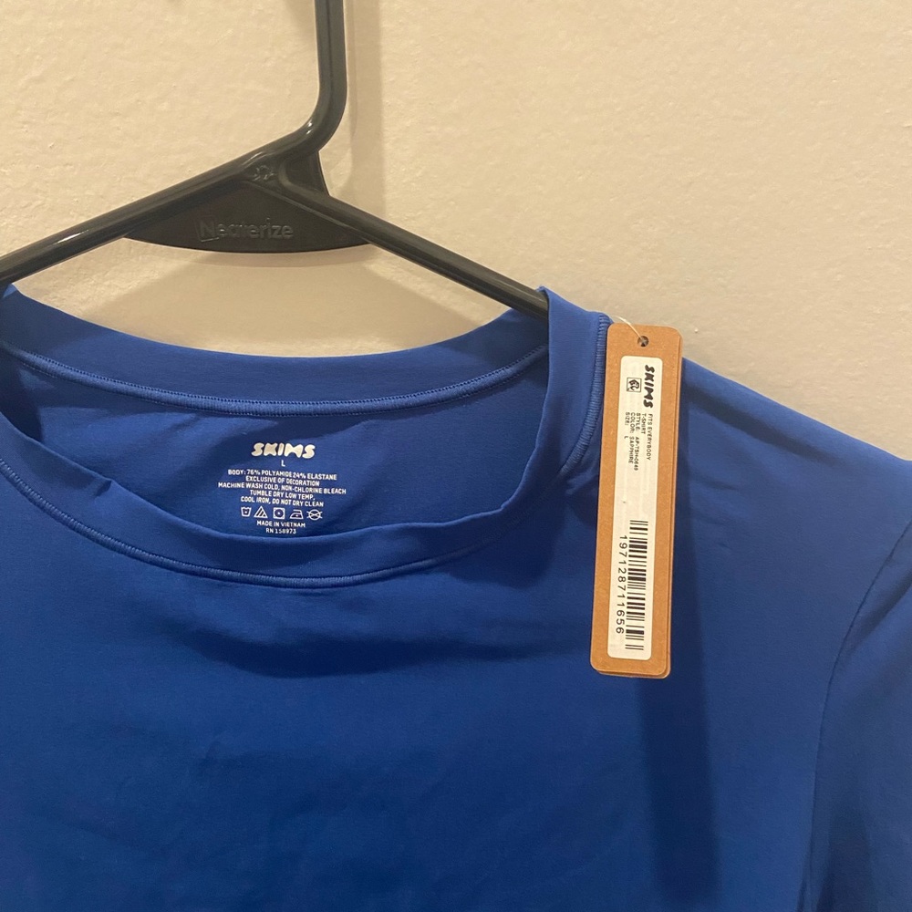 Blue SKIMS fits everybody limited edition t shirt size L NWT